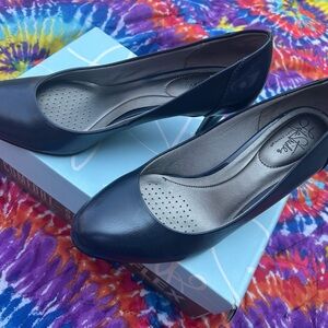 Life Stride Women's Navy Heels